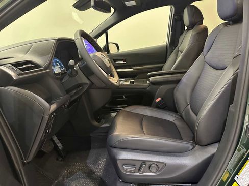 Certified 2026 Toyota Sienna XLE Woodland Edition image 22