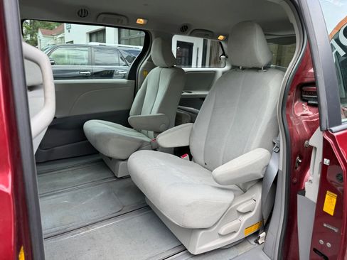Used 2013 Toyota Sienna L FWD image 25