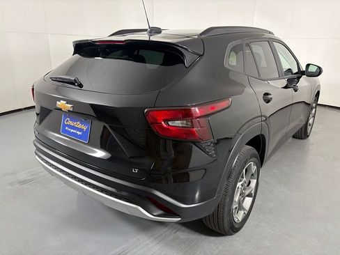 Used 2025 Chevrolet Trax LT FWD image 8