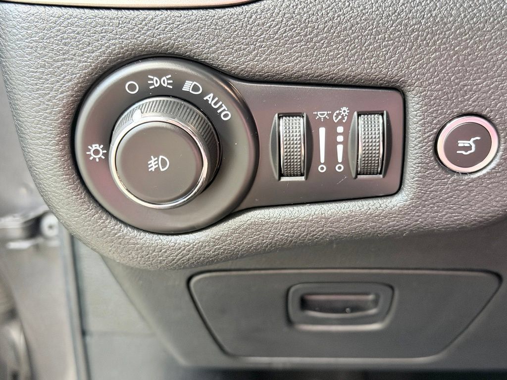 Used 2019 Jeep Cherokee Latitude Plus w/ Comfort/Convenience Group FWD image 37