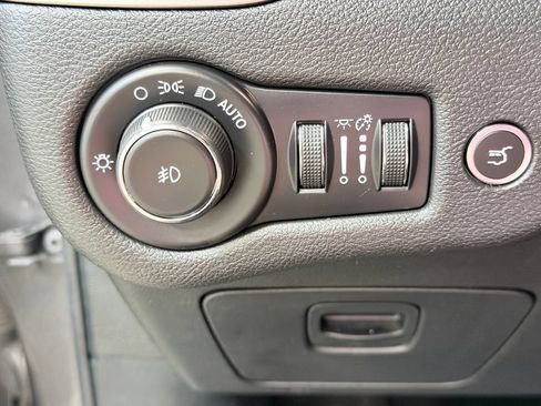 Used 2019 Jeep Cherokee Latitude Plus w/ Comfort/Convenience Group FWD image 37