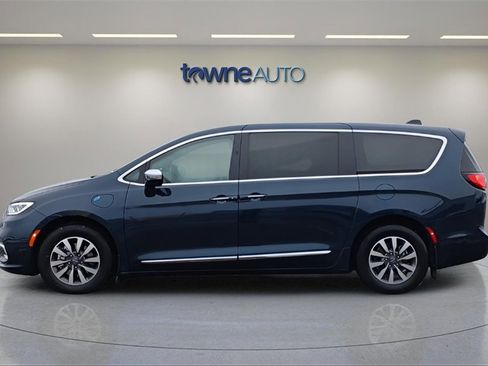 Used 2023 Chrysler Pacifica Limited image 2