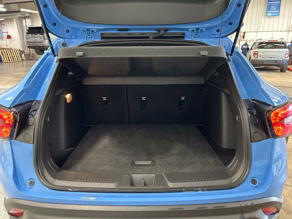 Used 2024 Chevrolet Trax RS w/ Sunroof Package FWD image 27