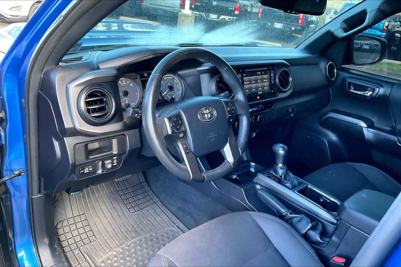 Used 2017 Toyota Tacoma TRD Sport RWD image 2