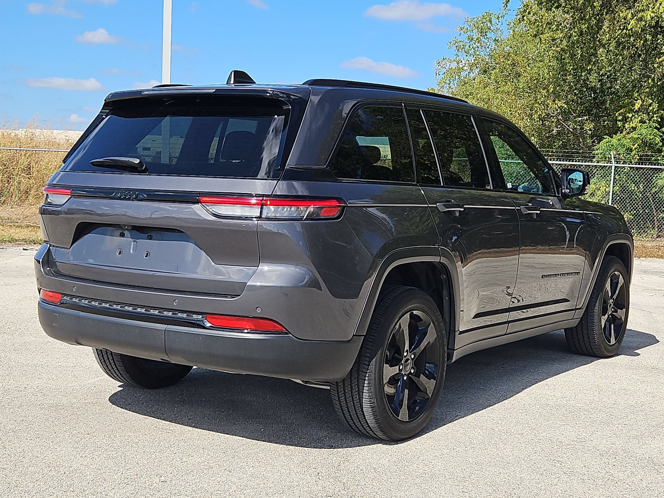 Used 2025 Jeep Grand Cherokee Altitude RWD image 3