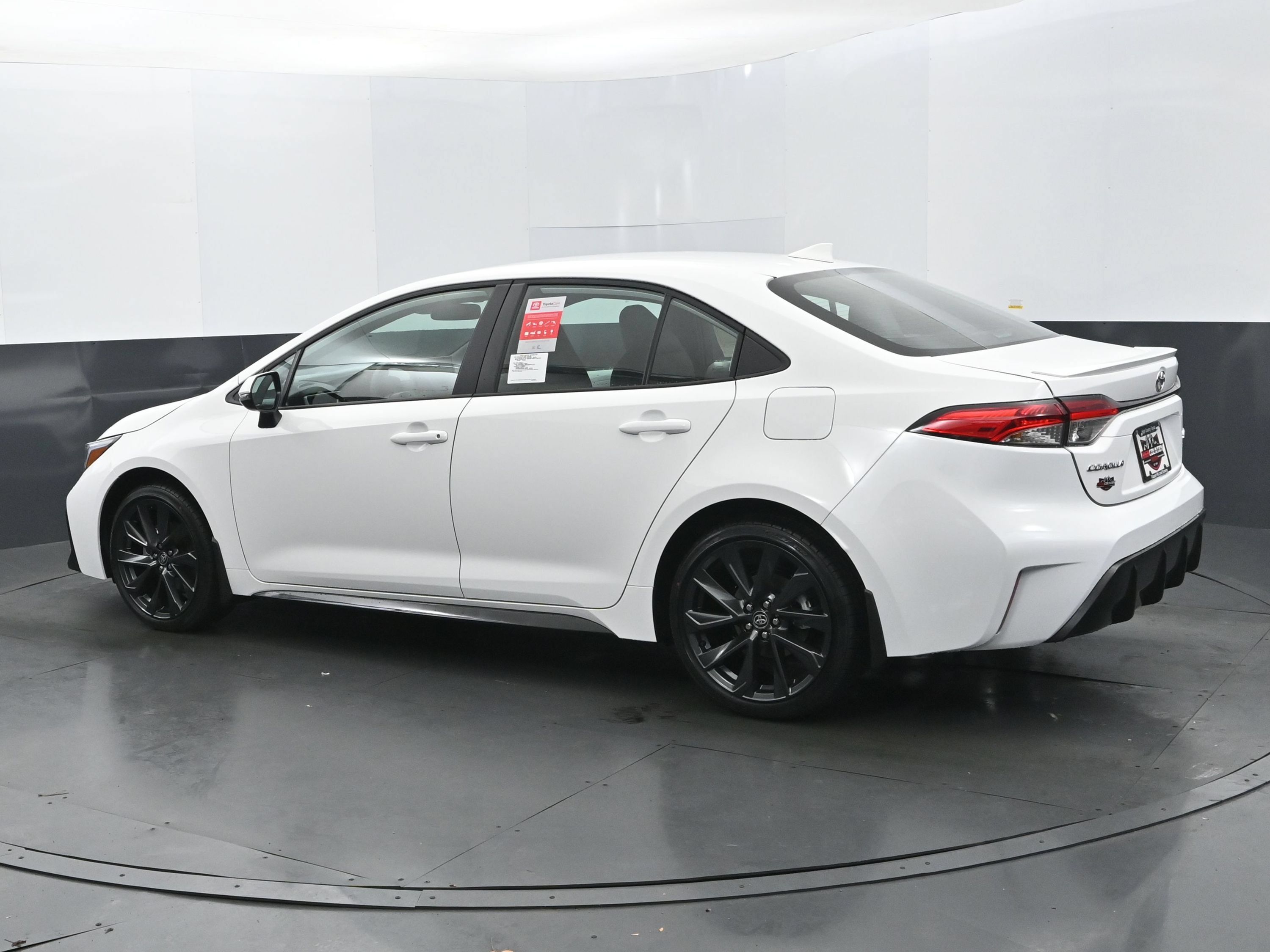 Used 2026 Toyota Corolla SE FWD image 3