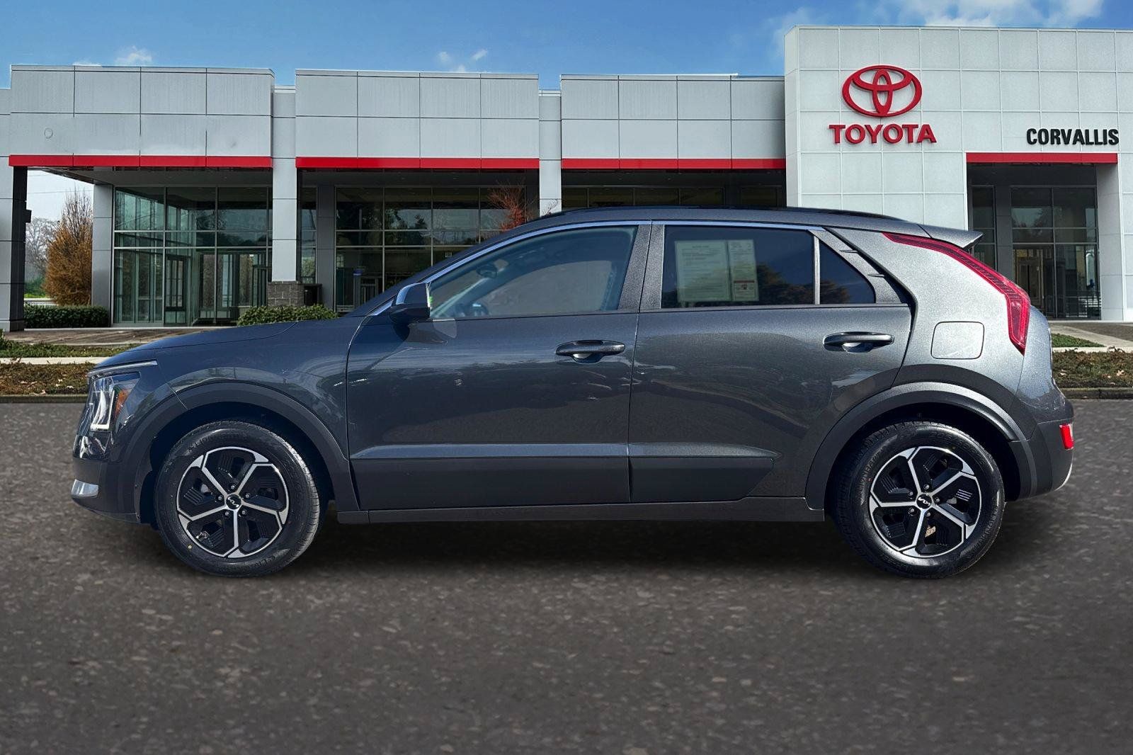 Used 2025 Kia Niro LX FWD image 7