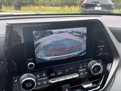 Used 2023 Toyota Highlander XLE AWD/4WD image 27