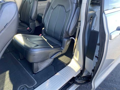 Used 2023 Chrysler Pacifica Touring-L image 32