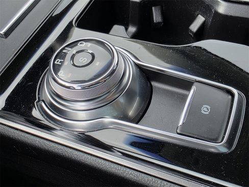 Used 2020 Ford Edge SE image 27