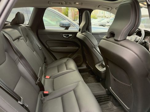 Certified 2022 Volvo XC60 B5 Momentum w/ Climate Package image 27