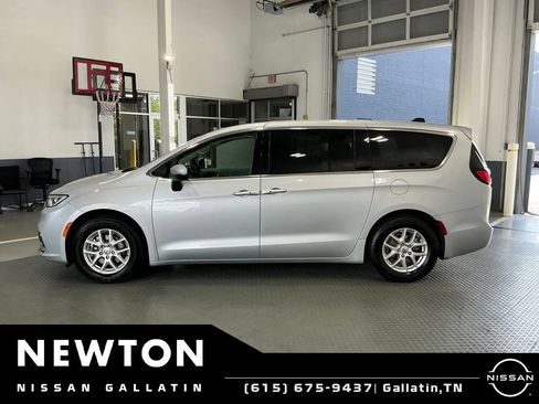 Used 2023 Chrysler Pacifica Touring-L FWD image 3