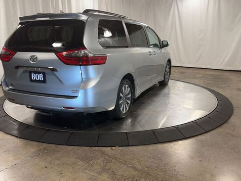 Used 2020 Toyota Sienna Limited image 8