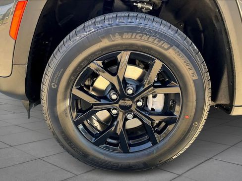 New 2025 Jeep Grand Cherokee Altitude image 11