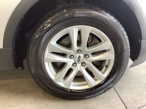 Used 2019 Ford Explorer XLT w/ Equipment Group 202A AWD/4WD image 22