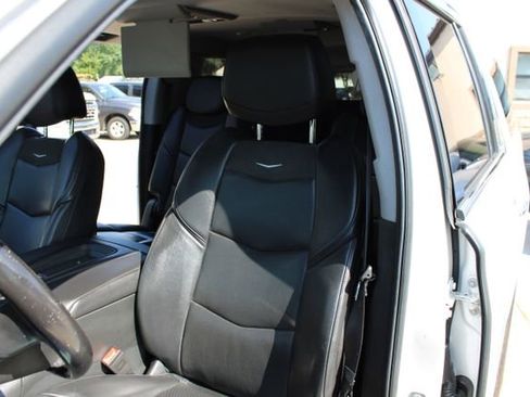 Used 2019 Cadillac Escalade ESV Luxury RWD image 19