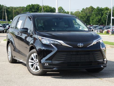Used 2026 Toyota Sienna XLE AWD/4WD image 7