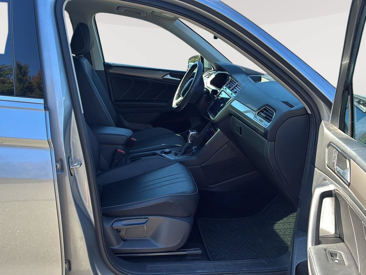 Used 2023 Volkswagen Tiguan SE w/ Panoramic Sunroof Package AWD/4WD image 10