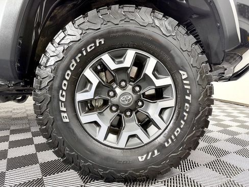 Used 2020 Toyota Tacoma TRD Off-Road w/ Technology Package AWD/4WD image 27