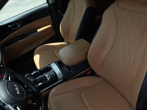 Certified 2022 Kia Carnival EX FWD image 20