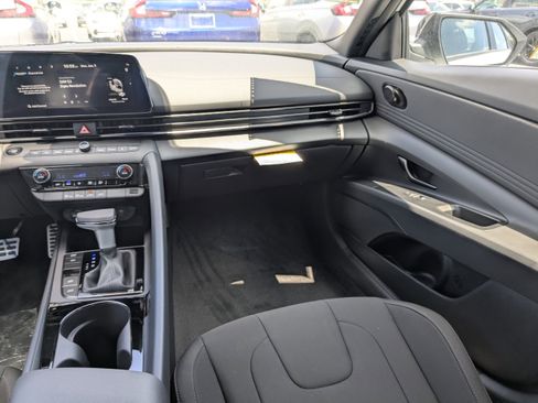 New 2025 Hyundai Elantra SEL image 15