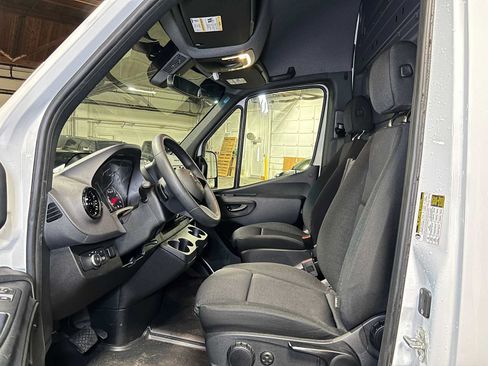 Used 2025 Mercedes-Benz Sprinter 2500 image 19
