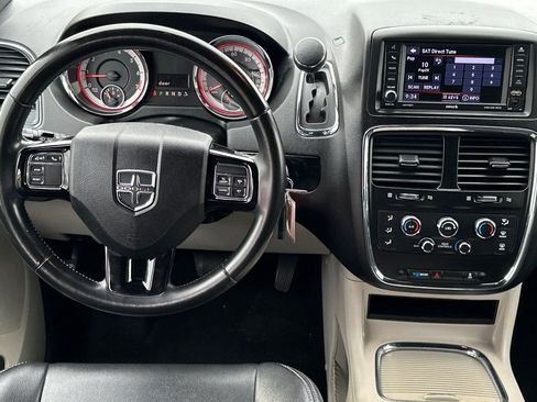 Used 2019 Dodge Grand Caravan SXT FWD image 14