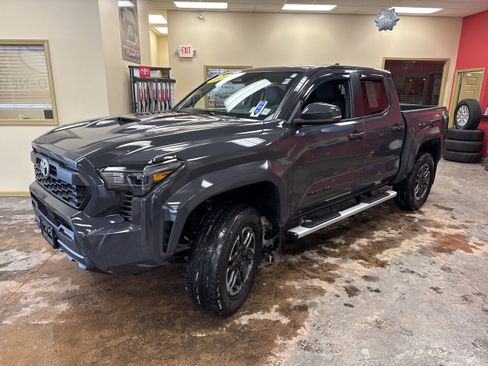 Used 2024 Toyota Tacoma TRD Sport w/ TRD Sport Upgrade Package image 3