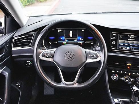 Used 2024 Volkswagen Jetta SE image 18