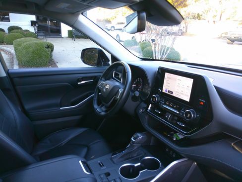 Used 2023 Toyota Highlander XLE image 70