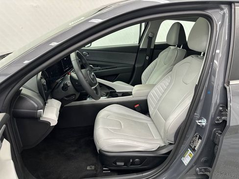 Used 2025 Hyundai Elantra Limited image 9
