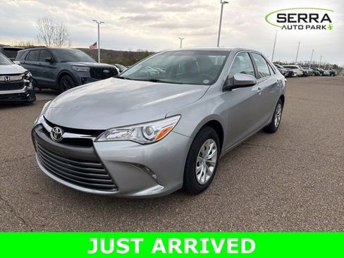 Used 2016 Toyota Camry LE image 1