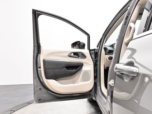 Used 2023 Chrysler Pacifica Touring-L w/ Uconnect Theater Family Group FWD image 34