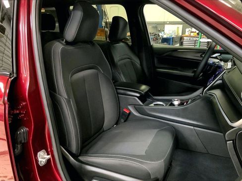 Certified 2025 Jeep Grand Cherokee Laredo X w/ Trailer Tow Package image 7