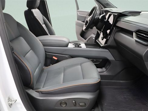 Used 2024 GMC Acadia AT4 image 32