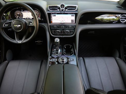 Used 2022 Bentley Bentayga AWD/4WD image 4