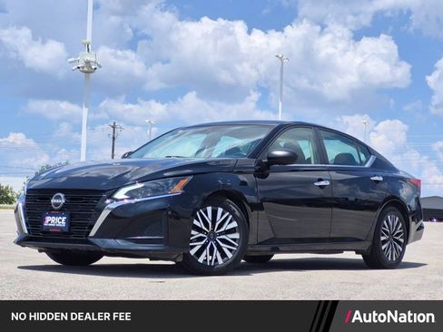 Used 2024 Nissan Altima 2.5 SV FWD image 1