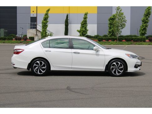 Used 2017 Honda Accord EX-L image 2
