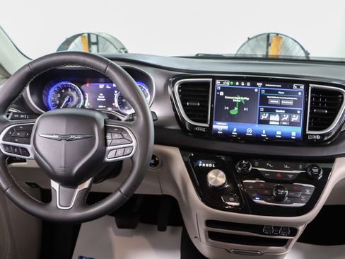 Used 2023 Chrysler Pacifica Touring-L image 17