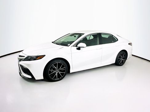 Used 2024 Toyota Camry SE FWD image 4