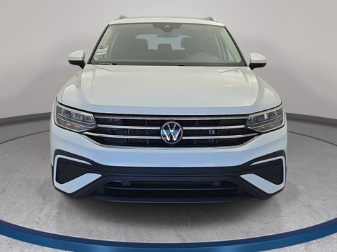Used 2023 Volkswagen Tiguan SE FWD image 2