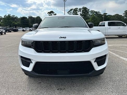 Used 2024 Jeep Grand Cherokee Altitude RWD image 2