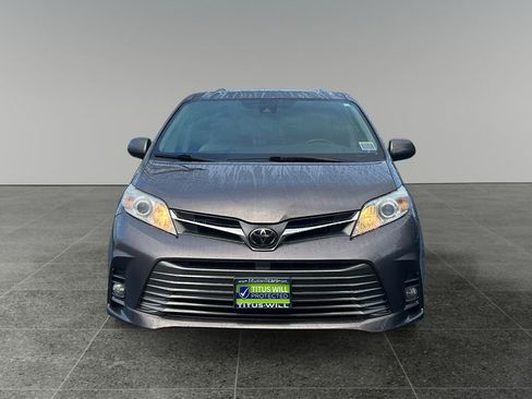Used 2019 Toyota Sienna XLE image 2