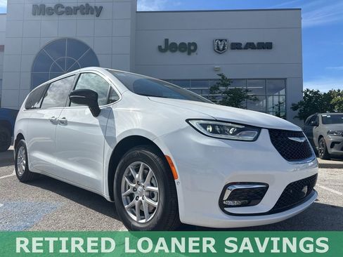 New 2026 Chrysler Pacifica Select image 1