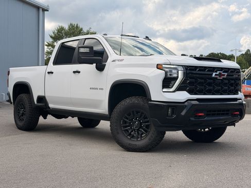 Used 2025 Chevrolet Silverado 2500 ZR2 w/ Technology Package AWD/4WD image 5