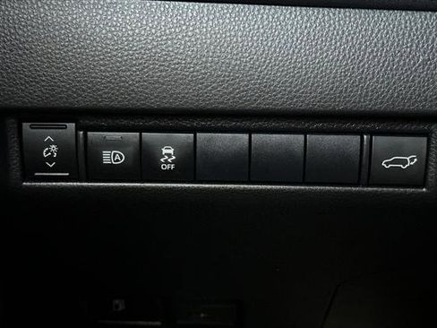 Certified 2021 Toyota Venza LE image 33