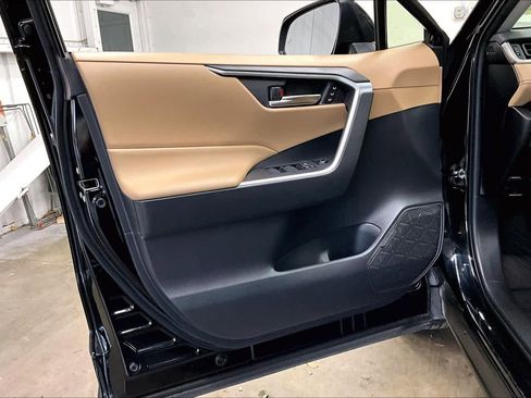 Used 2020 Toyota RAV4 XLE Premium image 25