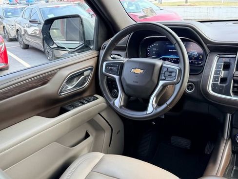 Used 2024 Chevrolet Suburban LT RWD image 10