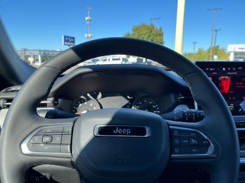Used 2025 Jeep Compass Limited image 29