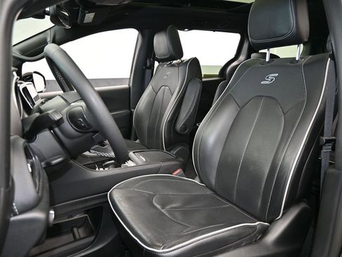 Used 2023 Chrysler Pacifica Limited w/ S Appearance Package image 10